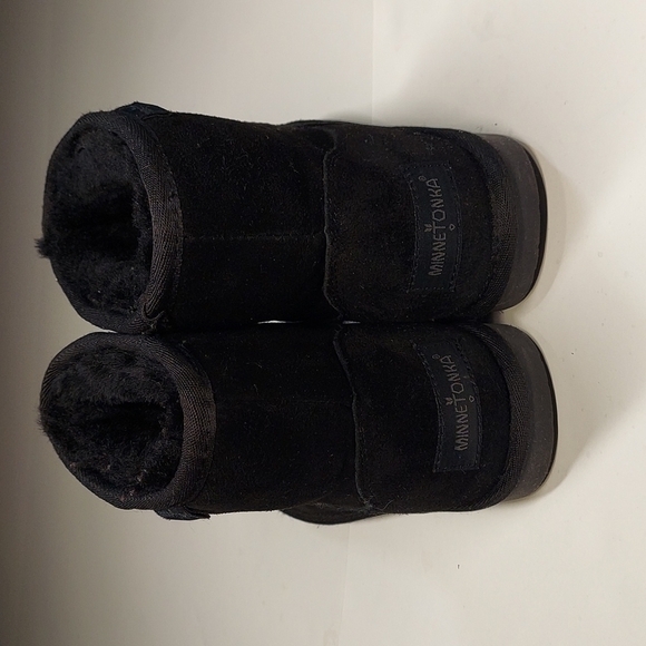 MINNETONKA  Black Leather Sheepskin Lambswool Lined Ankle Boots Size 6 - Picture 2 of 7